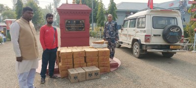 मदिरा बोकेको गाडीसहित सशस्त्र प्रहरीद्वारा दुई जना नियन्त्रण